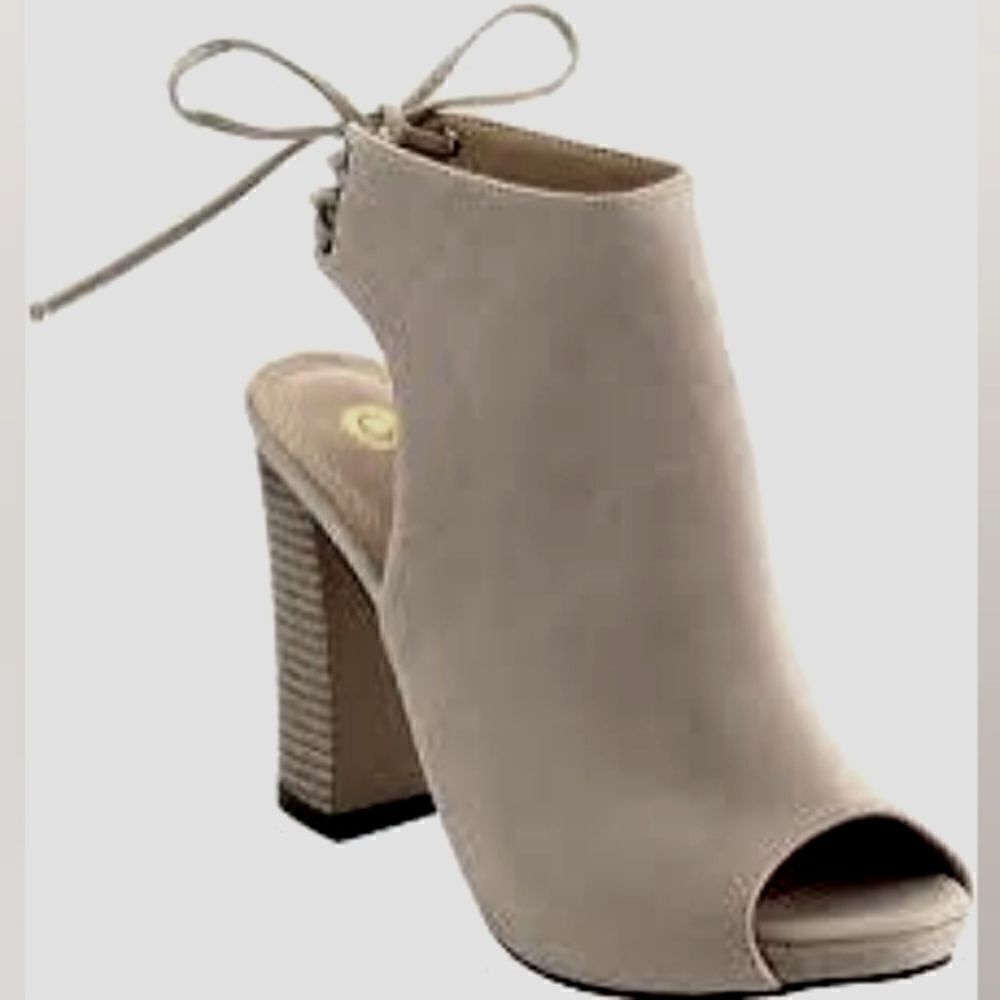 (S-3529)  Chase + Chloe Women's High Block Heel Ankle Booties Sz 8